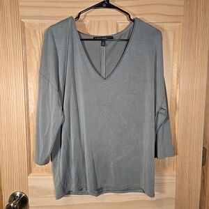 White House Black Market WHBM Pullover V Neck Tee Olive Green Womens Large Soft